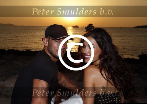 Ibiza 10 juli 2012
Wesley Sneijder en zijn vrouw Yolanthe Sneijder Cabau verliefd op ibiza genieten van de ondergaande zon.
Peter Smulders bv