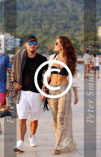 Ibiza 10 juli 2012
Wesley Sneijder en zijn vrouw Yolanthe Sneijder Cabau verliefd op ibiza genieten van de ondergaande zon.
Peter Smulders bv
