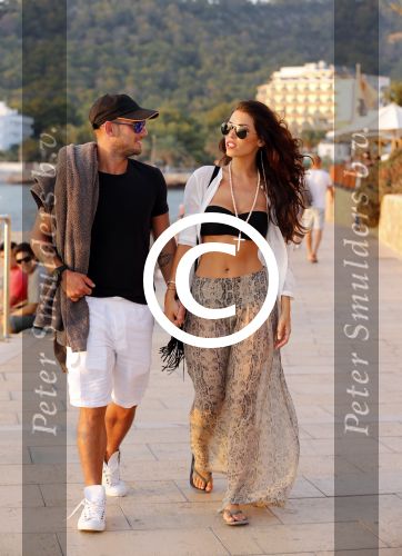 Ibiza 10 juli 2012
Wesley Sneijder en zijn vrouw Yolanthe Sneijder Cabau verliefd op ibiza genieten van de ondergaande zon.
Peter Smulders bv