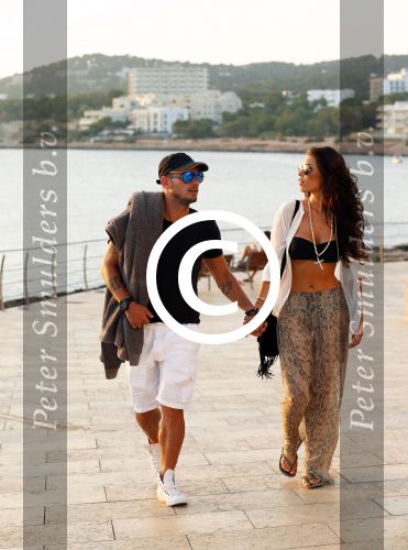 Ibiza 10 juli 2012
Wesley Sneijder en zijn vrouw Yolanthe Sneijder Cabau verliefd op ibiza genieten van de ondergaande zon.
Peter Smulders bv