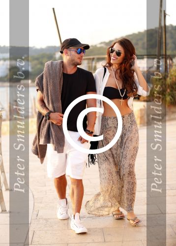 Ibiza 10 juli 2012
Wesley Sneijder en zijn vrouw Yolanthe Sneijder Cabau verliefd op ibiza genieten van de ondergaande zon.
Peter Smulders bv
