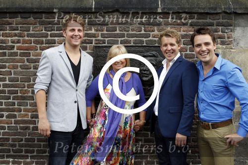 Amsterdam, 22 Augustus 2012
Persvoorstelling cast De Jantjes
Willeke Alberti samen met links Stefan de Kogel, Willeke, Rick Sessink en Job Bovenlander
Foto Peter Smulders BV