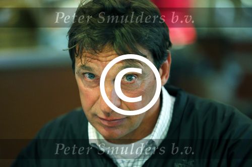 Amsterdam 19 juni 2012
Willem Holleeder signeert boek voor Ferry de Kok en Edwin Smulders .
Peter Smulders bv