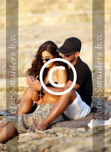 Ibiza 10 juli 2012
Wesley Sneijder en zijn vrouw Yolanthe Sneijder Cabau verliefd op ibiza genieten van de ondergaande zon.
Peter Smulders bv