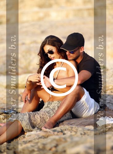 Ibiza 10 juli 2012
Wesley Sneijder en zijn vrouw Yolanthe Sneijder Cabau verliefd op ibiza genieten van de ondergaande zon.
Peter Smulders bv
