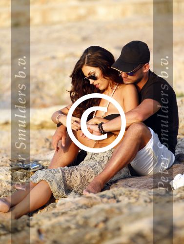 Ibiza 10 juli 2012
Wesley Sneijder en zijn vrouw Yolanthe Sneijder Cabau verliefd op ibiza genieten van de ondergaande zon.
Peter Smulders bv