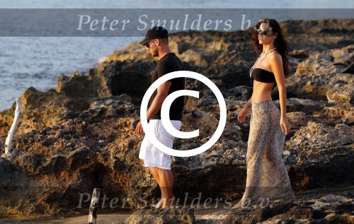 Ibiza 10 juli 2012
Wesley Sneijder en zijn vrouw Yolanthe Sneijder Cabau verliefd op ibiza genieten van de ondergaande zon.
Peter Smulders bv
