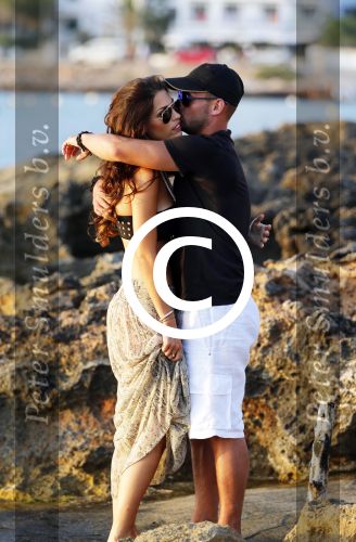Ibiza 10 juli 2012
Wesley Sneijder en zijn vrouw Yolanthe Sneijder Cabau verliefd op ibiza genieten van de ondergaande zon.
Peter Smulders bv