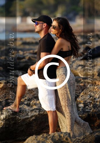 Ibiza 10 juli 2012
Wesley Sneijder en zijn vrouw Yolanthe Sneijder Cabau verliefd op ibiza genieten van de ondergaande zon.
Peter Smulders bv
