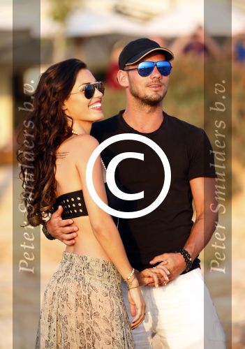 Ibiza 10 juli 2012
Wesley Sneijder en zijn vrouw Yolanthe Sneijder Cabau verliefd op ibiza genieten van de ondergaande zon.
Peter Smulders bv