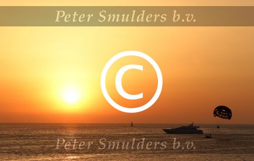 Ibiza 10 juli 2012
Wesley Sneijder en zijn vrouw Yolanthe Sneijder Cabau verliefd op ibiza genieten van de ondergaande zon.
Peter Smulders bv