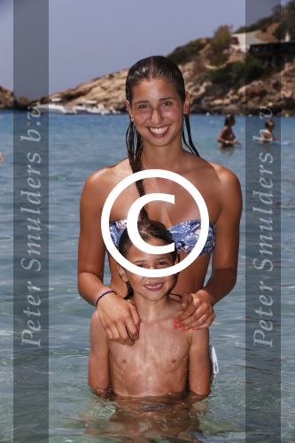 ibiza 31 juli 2012
Rick en Annemarie Engelkes op het strand en in de zee met hun dochters .
Peter Smulders bv