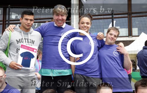 Amsterdam 29 juni 2013
Voetbaltournooi op de toekomst (ajax) voor de stichting de upside van down
met diverse bn ers en oud voetballers.. Syndroom van down. Aad de Mos
Peter Smulders bv