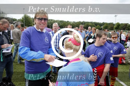 Amsterdam 29 juni 2013
Voetbaltournooi op de toekomst (ajax) voor de stichting de upside van down
met diverse bn ers en oud voetballers.. Syndroom van down. Aad de Mos
Peter Smulders bv