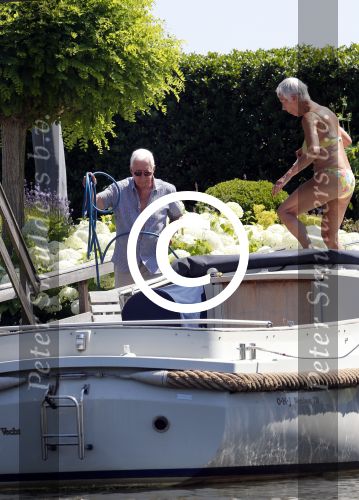 Loenen aan de Vecht 21 juli 2013
Aad v d Heuvel en zijn vrouw maken hun boot schoon die naast hun woonboot ligt.
Peter Smulders bv
