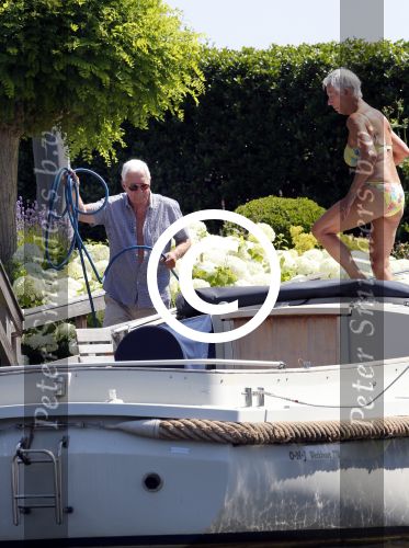 Loenen aan de Vecht 21 juli 2013
Aad v d Heuvel en zijn vrouw maken hun boot schoon die naast hun woonboot ligt.
Peter Smulders bv