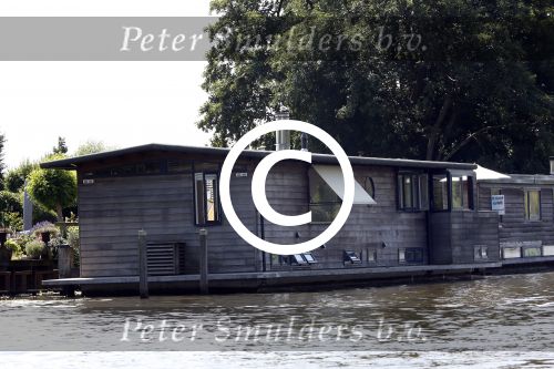 Loenen aan de Vecht 21 juli 2013
Aad v d Heuvel en zijn vrouw maken hun boot schoon die naast hun woonboot ligt.
Peter Smulders bv