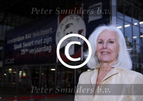 Amsterdam 3 juli 2013
Sjaak Swart 75 jaar . Hij viert dat met een wedstrijd met oud ajax spelers in het Olympisch stadion. Andrea Swart
Peter Smulders bv