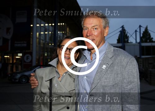 Amsterdam 3 juli 2013
Sjaak Swart 75 jaar . Hij viert dat met een wedstrijd met oud ajax spelers in het Olympisch stadion. Ard Schenk met vrouw
Peter Smulders bv