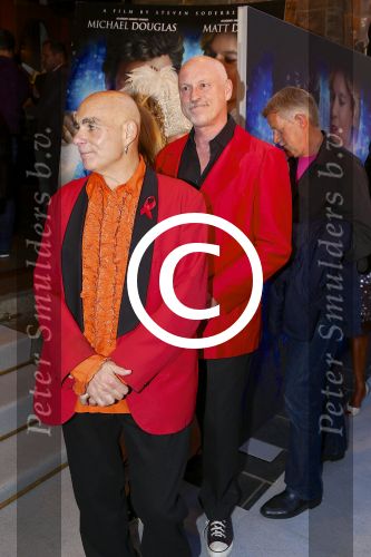 AMSTERDAM - Bij het Tuschinski Theater is de premiere van Behind the Candelabra. Met op de rode loper  Arjan Ederveen met partner.