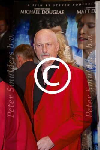 AMSTERDAM - Bij het Tuschinski Theater is de premiere van Behind the Candelabra. Met op de rode loper  Arjan Ederveen met partner.