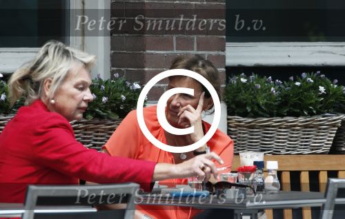 Amsterdam 2 juli 2013
Astrid Joosten op terras met een vreidnin.
Peter Smulders bv