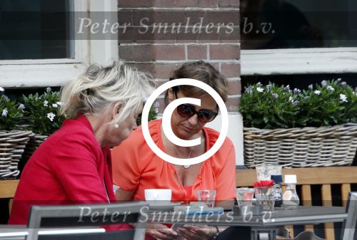 Amsterdam 2 juli 2013
Astrid Joosten op terras met een vreidnin.
Peter Smulders bv