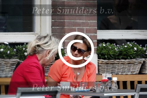 Amsterdam 2 juli 2013
Astrid Joosten op terras met een vreidnin.
Peter Smulders bv
