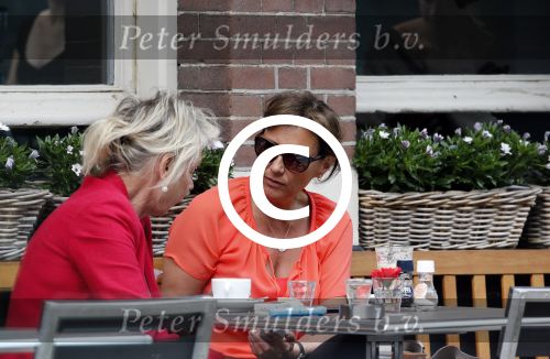 Amsterdam 2 juli 2013
Astrid Joosten op terras met een vreidnin.
Peter Smulders bv