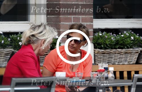 Amsterdam 2 juli 2013
Astrid Joosten op terras met een vreidnin.
Peter Smulders bv