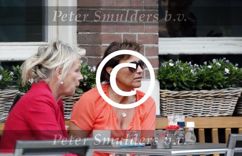 Amsterdam 2 juli 2013
Astrid Joosten op terras met een vreidnin.
Peter Smulders bv