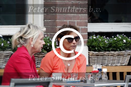 Amsterdam 2 juli 2013
Astrid Joosten op terras met een vreidnin.
Peter Smulders bv