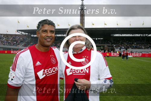 Amsterdam 3 juli 2013
Sjaak Swart 75 jaar . Hij viert dat met een wedstrijd met oud ajax spelers in het Olympisch stadion. Barry Hulshof met vrouw en Frank Rijkaard
Peter Smulders bv