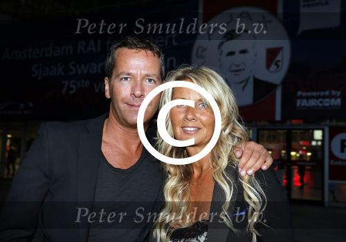 Amsterdam 3 juli 2013
Sjaak Swart 75 jaar . Hij viert dat met een wedstrijd met oud ajax spelers in het Olympisch stadion. Bart en Manuela v d Vlugt
Peter Smulders bv