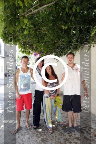 ibiza 18 juli 2013
Belinda Meuldijk met haar man Thierry Duval en kinderen Robert en Joshi in ibiza stad.
Peter Smulders bv