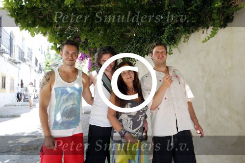 ibiza 18 juli 2013
Belinda Meuldijk met haar man Thierry Duval en kinderen Robert en Joshi in ibiza stad.
Peter Smulders bv
