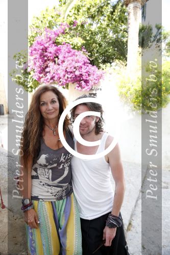 ibiza 18 juli 2013
Belinda Meuldijk met haar man Thierry Duval en kinderen Robert en Joshi in ibiza stad.
Peter Smulders bv