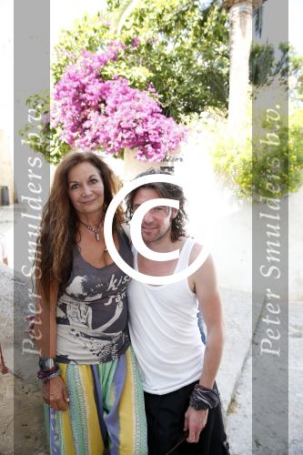 ibiza 18 juli 2013
Belinda Meuldijk met haar man Thierry Duval en kinderen Robert en Joshi in ibiza stad.
Peter Smulders bv