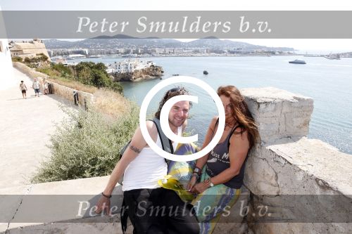 ibiza 18 juli 2013
Belinda Meuldijk met haar man Thierry Duval en kinderen Robert en Joshi in ibiza stad.
Peter Smulders bv