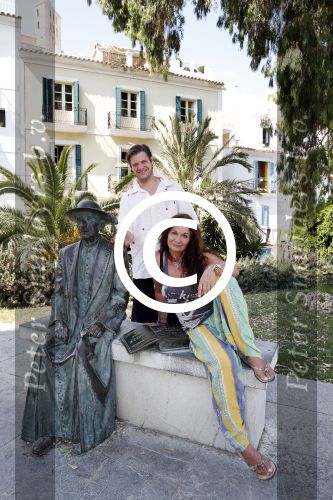 ibiza 18 juli 2013
Belinda Meuldijk met haar man Thierry Duval en kinderen Robert en Joshi in ibiza stad.
Peter Smulders bv
