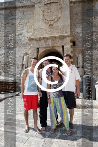 ibiza 18 juli 2013
Belinda Meuldijk met haar man Thierry Duval en kinderen Robert en Joshi in ibiza stad.
Peter Smulders bv