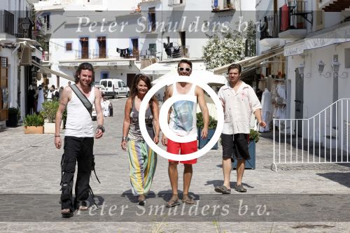 ibiza 18 juli 2013
Belinda Meuldijk met haar man Thierry Duval en kinderen Robert en Joshi in ibiza stad.
Peter Smulders bv