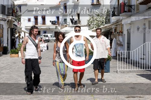 ibiza 18 juli 2013
Belinda Meuldijk met haar man Thierry Duval en kinderen Robert en Joshi in ibiza stad.
Peter Smulders bv