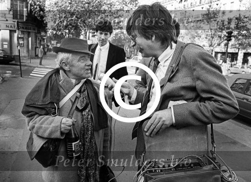 Parijs, September 1983
Uitreiling Gouden Schoen in het Lido
Zilveren Schoen winnaar Peter Houtman, spelend voor Feyenoord
Verder op de foto Bep v Houdt, Henk Koster, Cor Mooy en Soenar Chamid in gesprek met een clochard.
Foto Peter Smulders BV