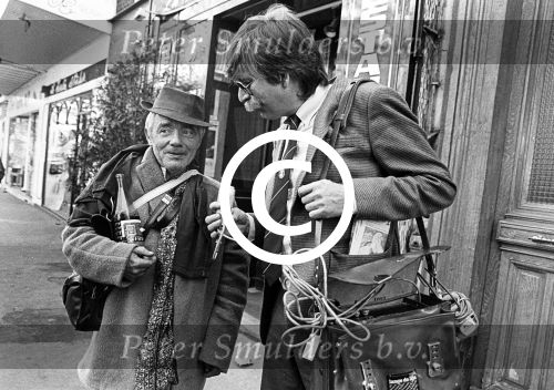 Parijs, September 1983
Uitreiling Gouden Schoen in het Lido
Zilveren Schoen winnaar Peter Houtman, spelend voor Feyenoord
Verder op de foto Bep v Houdt, Henk Koster, Cor Mooy en Soenar Chamid in gesprek met een clochard.
Foto Peter Smulders BV