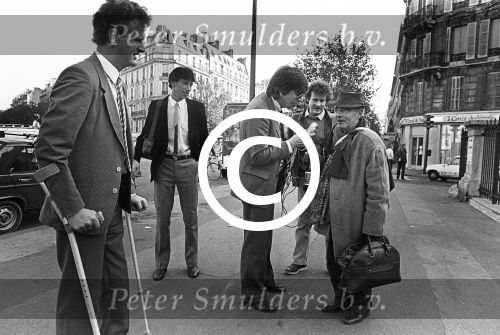 Parijs, September 1983
Uitreiling Gouden Schoen in het Lido
Zilveren Schoen winnaar Peter Houtman, spelend voor Feyenoord
Verder op de foto Bep v Houdt, Henk Koster, Cor Mooy en Soenar Chamid in gesprek met een clochard.
Foto Peter Smulders BV