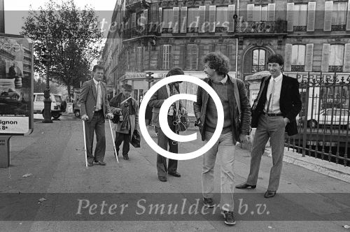 Parijs, September 1983
Uitreiling Gouden Schoen in het Lido
Zilveren Schoen winnaar Peter Houtman, spelend voor Feyenoord
Verder op de foto Bep v Houdt, Henk Koster, Cor Mooy en Soenar Chamid in gesprek met een clochard.
Foto Peter Smulders BV