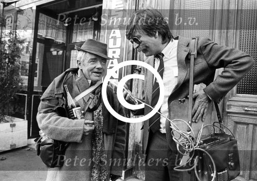 Parijs, September 1983
Uitreiling Gouden Schoen in het Lido
Zilveren Schoen winnaar Peter Houtman, spelend voor Feyenoord
Verder op de foto Bep v Houdt, Henk Koster, Cor Mooy en Soenar Chamid in gesprek met een clochard.
Foto Peter Smulders BV