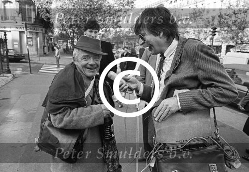 Parijs, September 1983
Uitreiling Gouden Schoen in het Lido
Zilveren Schoen winnaar Peter Houtman, spelend voor Feyenoord
Verder op de foto Bep v Houdt, Henk Koster, Cor Mooy en Soenar Chamid in gesprek met een clochard.
Foto Peter Smulders BV