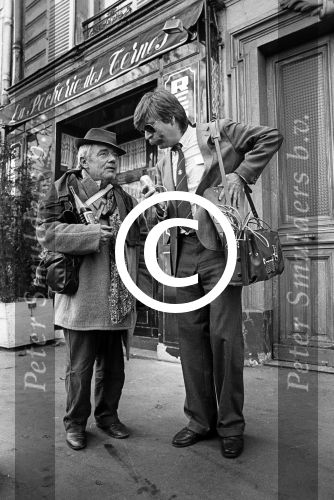 Parijs, September 1983
Uitreiling Gouden Schoen in het Lido
Zilveren Schoen winnaar Peter Houtman, spelend voor Feyenoord
Verder op de foto Bep v Houdt, Henk Koster, Cor Mooy en Soenar Chamid in gesprek met een clochard.
Foto Peter Smulders BV